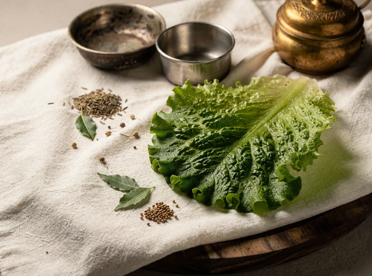 Fresh green lettuce leaves with crisp texture, ideal for salads and raw preparations.